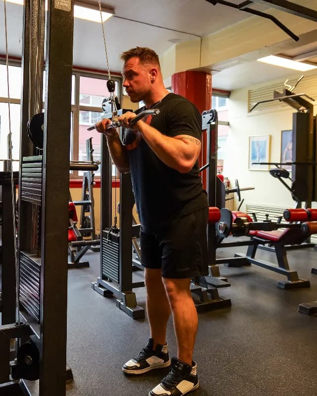 Straight Bar Tricep Pushdown