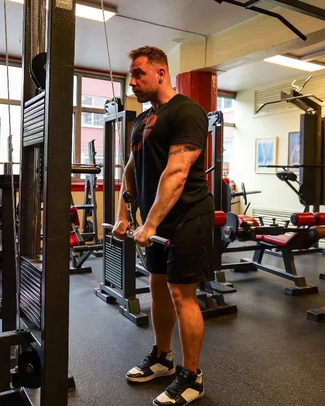 Straight Bar Tricep Pushdown